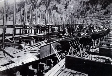 Yard Nr. 647, Baikal. Der eisbrechende Zugfähren-Dampfer Baikal im Bau am Baikalsee, 1896
